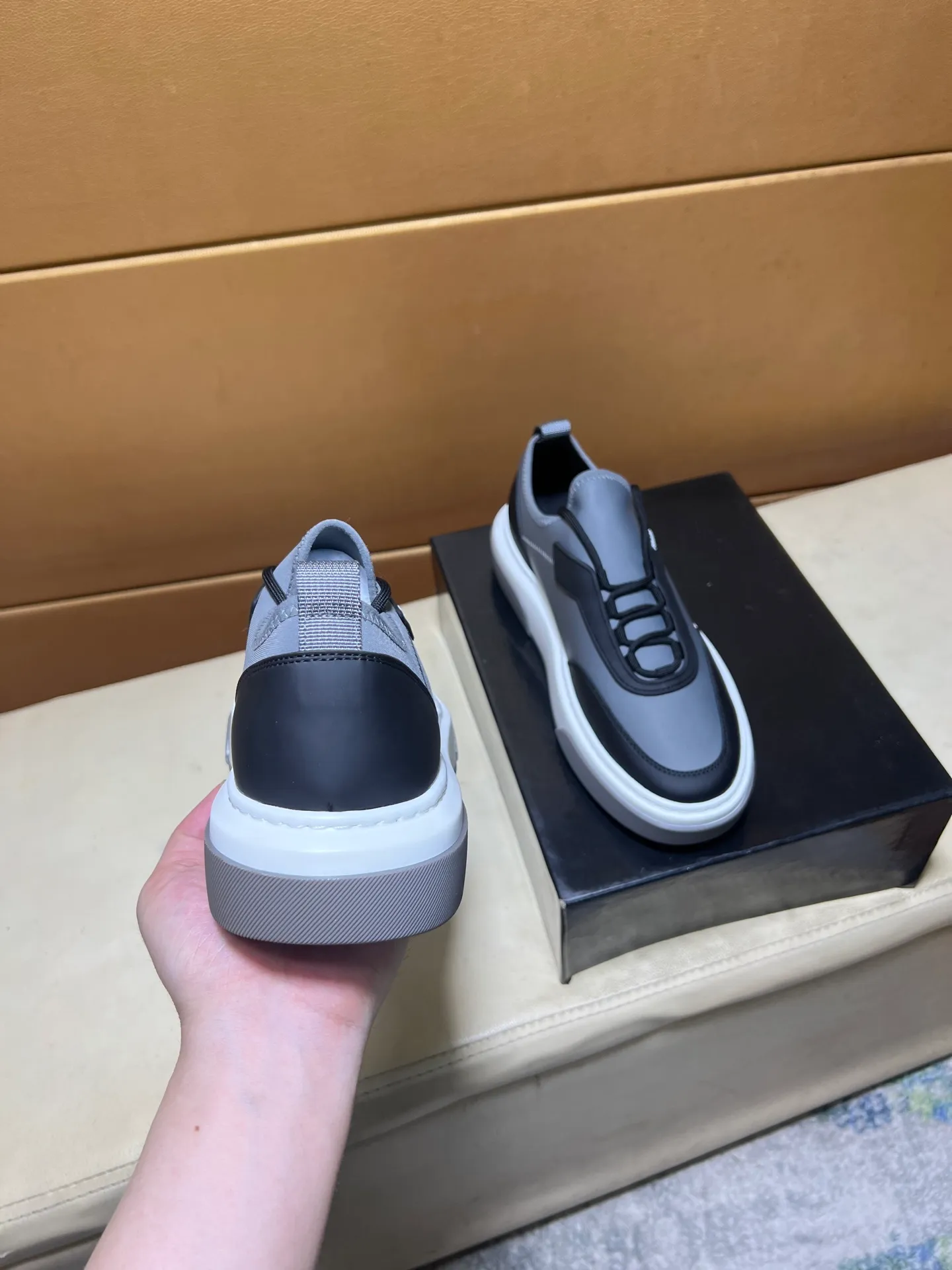 pp560💰👑👑《PRADA》【Classic Original Version】Prada: Top 🔝 Purchasing Agent 🔍🔍Sold at the latest men’s counter simultaneously, imported high-quality original version from Italy 🇮🇹: 🔝Brand silk calfskin·Shoe height, brand logo·Brand high mercerized canvas cloth·Tongue screen printing Brand logo: Prominent (high-end, extravagance, class), exquisite workmanship (imported Italian 🇮🇹 water-based mesh lining, 🐂cowhide feet), soles: original soles specially provided by the original factory, double-layer movable molding: transparent air cushion bottom, environmentally friendly, wear-resistant, ultra-light, comfortable, 🌲🌲🌲, real-life photos 🎬The real ones are more beautiful Code number 38-44